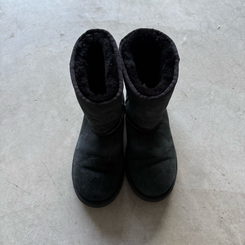 UGGS Black Short Uggs Sherpa Boots Size 6Y or Women’s 8